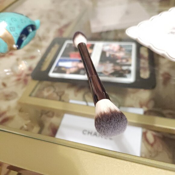 Hourglass  Ambient® Lighting Edit Dual Ended Brush - Picture 4 of 10